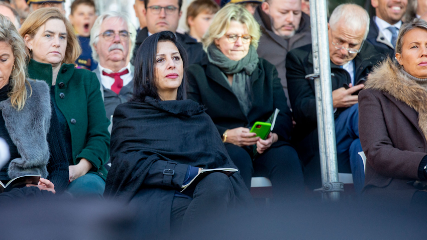 وزيرة البيئة والمناخ البلجيكية زكية خطابي في الصورة خلال احتفال في ذكرى الحرب العالمية الأولى في بروكسل، يوم 11 نوفمبر/تشرين الثاني 2022. (الصورة عبر غيتي إيماجز)