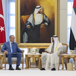 دیدار شیخ محمد بن زاید آل نهیان، رئیس امارات متحده‌ی عربی، و رجب طیب اردوغان، رئیس جمهور ترکیه؛ ابوظبی، ۲۸ تیر ۱۴۰۲/ ۱۹ ژوئیه ۲۰۲۳. (عکس از توییتر محمد بن زاید)
