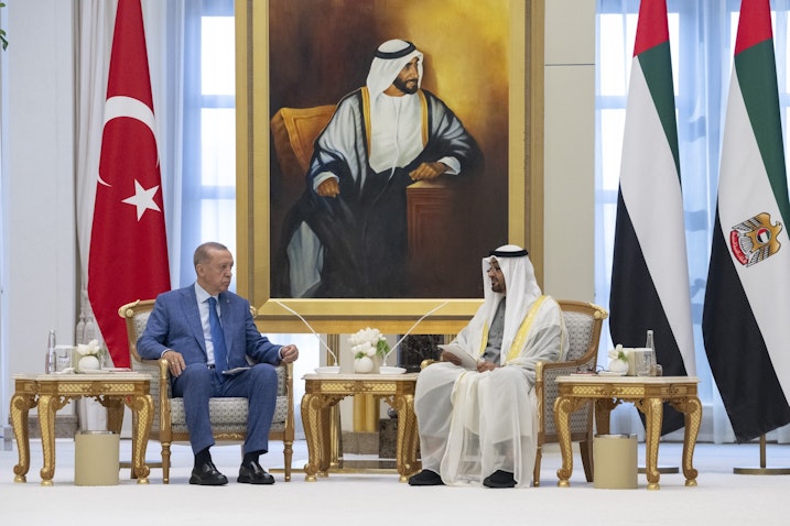 دیدار شیخ محمد بن زاید آل نهیان، رئیس امارات متحده‌ی عربی، و رجب طیب اردوغان، رئیس جمهور ترکیه؛ ابوظبی، ۲۸ تیر ۱۴۰۲/ ۱۹ ژوئیه ۲۰۲۳. (عکس از توییتر محمد بن زاید)