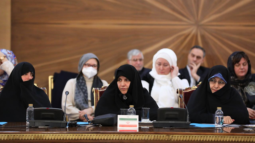 جميلة علم الهدى، زوجة الرئيس الإيراني إبراهيم رئيسي تشارك في المؤتمر الدولي الأول للنساء المؤثرات في طهران، إيران، في 19 يناير/كانون الثاني 2023. (الصورة عبر إرنا)