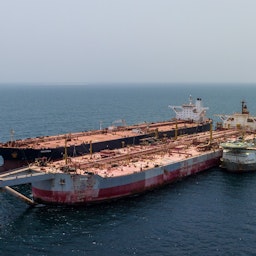 نقل النفط من إف أس أو صافر إلى ناقلة بديلة قبالة الساحل اليمني. 25 يوليو/تموز 2023 (المصدر: beleefboskalis/عبر تويتر)