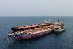 انتقال نفت از شناور بارسپاری و ذخیره‌سازی صافر به یک نفت‌کش جایگزین؛ سواحل یمن، ۳ مرداد ۱۴۰۲/ ۲۵ ژوئیه ۲۰۲۳. (عکس از توییتر بلیف بوسکالیس)