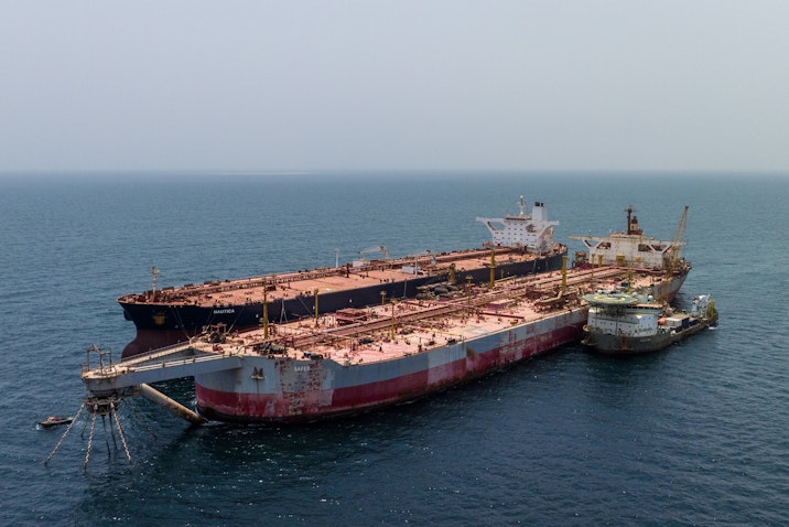 انتقال نفت از شناور بارسپاری و ذخیره‌سازی صافر به یک نفت‌کش جایگزین؛ سواحل یمن، ۳ مرداد ۱۴۰۲/ ۲۵ ژوئیه ۲۰۲۳. (عکس از توییتر بلیف بوسکالیس)
