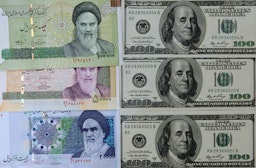 تصویری از انواع اسکناس ایرانی در کنار اسکناس‌های ۱۰۰ دلاری آمریکا؛ تهران، ایران، ۲۸ دی ۱۳۹۰. (عکس از گتی ایمیجز)