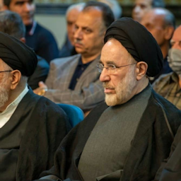 محمد خاتمی، رئیس‌جمهور سابق ایران، در مراسم ختم آیت‌الله حسن صانعی؛ تهران، تاریخ ۱ تیر ۱۴۰۲. (عکس از خبرگزاری جماران)