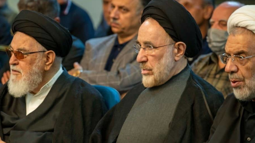 محمد خاتمی، رئیس‌جمهور سابق ایران، در مراسم ختم آیت‌الله حسن صانعی؛ تهران، تاریخ ۱ تیر ۱۴۰۲. (عکس از خبرگزاری جماران)