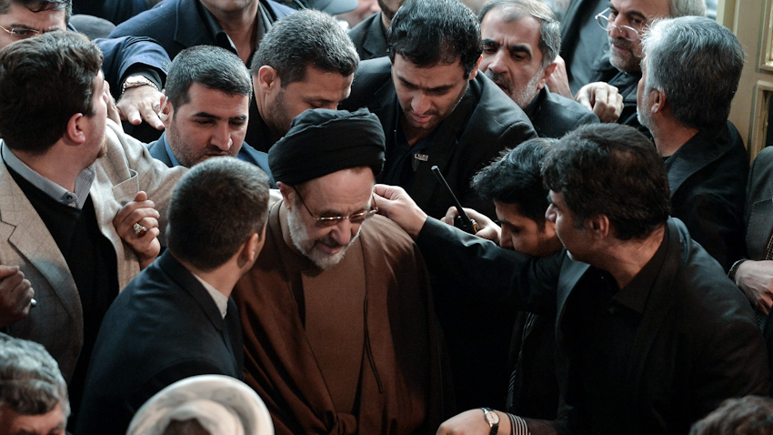 الرئيس الإيراني السابق محمد خاتمي يحضر مراسم عزاء الرئيس السابق أكبر هاشمي رفسنجاني في طهران، إيران. 9 يناير/كانون الثاني 2017. (الصورة عبر غيتي إيماجز)