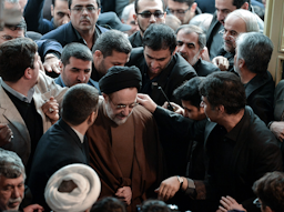 محمد خاتمی، رئیس‌جمهور سابق ایران، در مراسم تشییع اکبر هاشمی رفسنجانی، رئیس‌جمهور سابق ایران؛ تهران، ایران، ۲۰ دی ۱۳۹۵. (عکس از گتی ایمیجز)