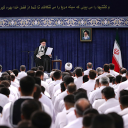 آیت‌الله علی خامنه‌ای، رهبر ایران، در حال سخنرانی در جمع فرماندهان ارشد نیروی دریایی ارتش؛ تهران، ایران، ۱۵ مرداد ۱۴۰۲. (عکس از وبسایت رهبر ایران)