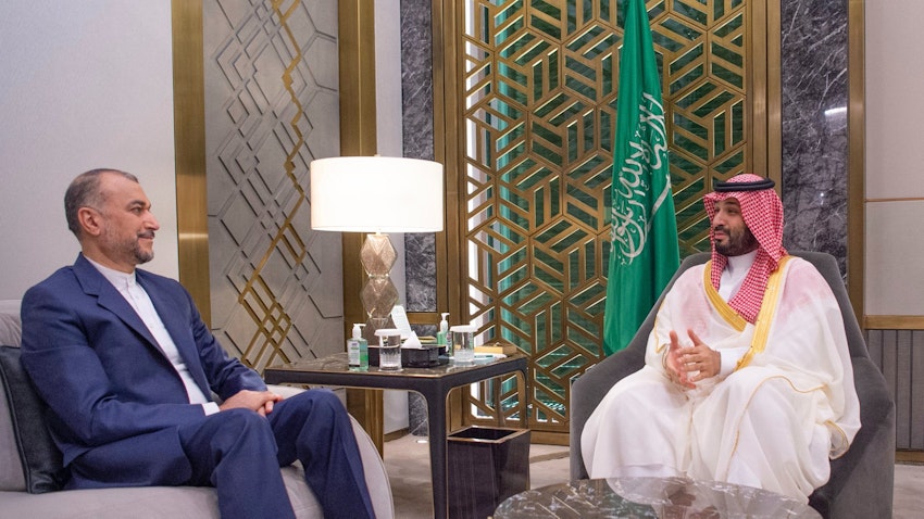 دیدار حسین امیرعبداللهیان، وزیر امور خارجه‌ی ایران با محمد بن سلمان، ولیعهد عربستان؛ جده، عربستان، در ۲۷ مرداد ۱۴۰۲/ ۱۸ اوت ۲۰۲۳. (عکس از توییتر وزارت خارجه‌ی عربستان)