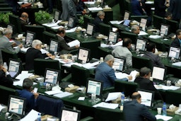 نمایندگان مجلس شورای اسلامی در یک نشست مجلس؛ تهران، ایران، ۲۴ مرداد ۱۳۹۶. (عکس از وبسایت دولت ایران)