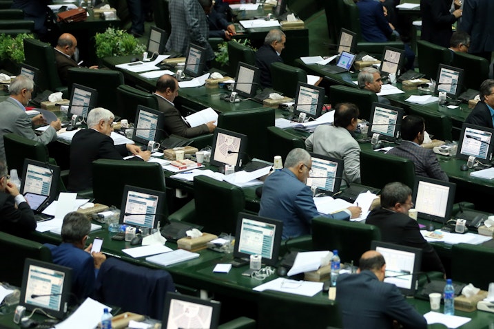 نمایندگان مجلس شورای اسلامی در یک نشست مجلس؛ تهران، ایران، ۲۴ مرداد ۱۳۹۶. (عکس از وبسایت دولت ایران)