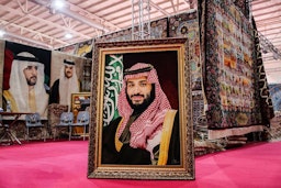 صورة لولي العهد السعودي الأمير محمد بن سلمان آل سعود في المعرض الثلاثين للسجاد الإيراني المصنوع يدويًا، في طهران. 23 أغسطس/آب 2023. (تصوير فاطمة بهبودي عبر وكالة موج للأنباء)