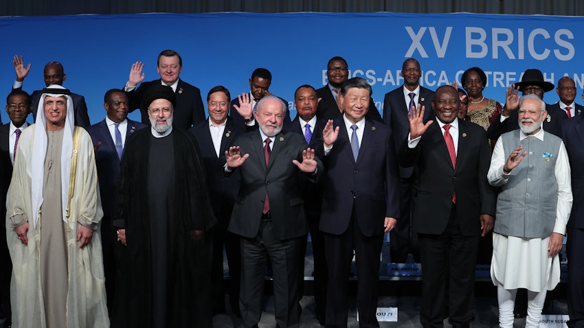 عکس دست‌جمعی رهبران کشورهای بریکس در چهاردهمین اجلاس سالانه‌ی سران؛ ژوهانسبورگ، آفریقای جنوبی، ۲ شهریور ۱۴۰۲. (عکس از وبسایت ریاست‌جمهوری ایران)