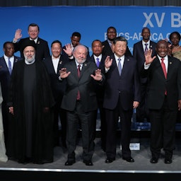 قادة دول البريكس يلتقطون صورة جامعة في القمة السنوية الرابعة عشرة في جوهانسبرغ، جنوب أفريقيا، يوم 24 أغسطس/آب 2023. (الصورة عبر موقع الرئاسة الإيرانية)