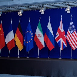 نمایش پرچم‌های ایران، ایالات متحده و دیگر اعضای کشورهای مذاکره‌کننده‌ی توافق هسته‌ای ایران؛ لوزان، سوئیس، ۱۳ فروردین ۱۳٩۴. (عکس از ویکی‌مدیا کامنز)