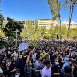 تجمع دانشجویان در دانشگاه امیر کبیر؛ تهران، ایران، ۲۹ شهریور ۱۴۰۱. (عکس از درفش/ویکی‌مدیا کامنز)