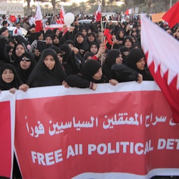معترضان خواستار آزادی زندانیان سیاسی؛ منامه، بحرین ۳۰ بهمن ۱۳۸۹/ ۱۹ فوریه ۲۰۱۱. (عکس از الجزیره انگلیسی/ ویکی‌مدیا کامنز)
