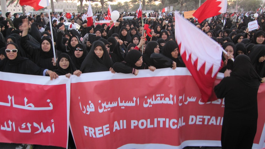 معترضان خواستار آزادی زندانیان سیاسی؛ منامه، بحرین ۳۰ بهمن ۱۳۸۹/ ۱۹ فوریه ۲۰۱۱. (عکس از الجزیره انگلیسی/ ویکی‌مدیا کامنز)