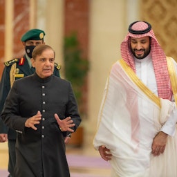 دیدار شهباز شریف، نخست‌وزیر پاکستان، با همتای سعودی خود، محمد بن سلمان آل سعود؛ جده، عربستان سعودی، ۱۰ اردیبهشت ۱۴۰۱/ ۳۰ آوریل ۲۰۲۲. (عکس از توییتر انگلیسی وزارت خارجه‌ی عربستان)