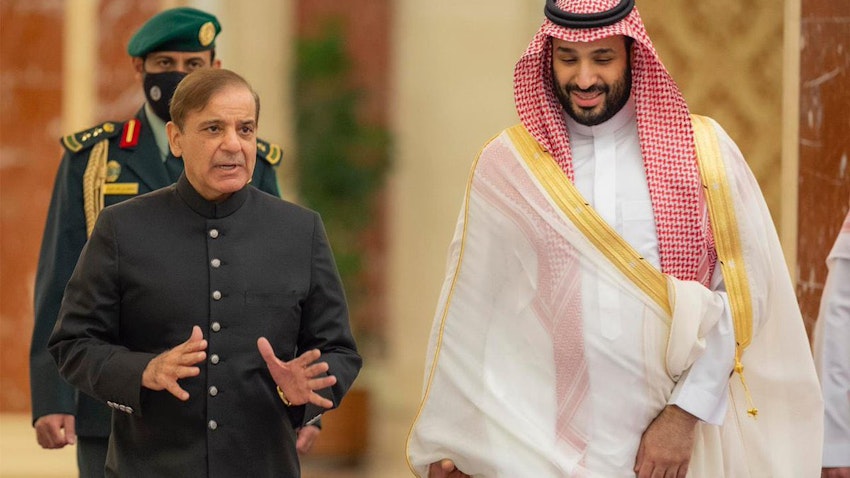 رئيس وزراء باكستان شهباز شريف يلتقي نظيره السعودي محمد بن سلمان آل سعود في جدة بالمملكة العربية السعودية. 30 أبريل/نيسان 2022. (المصدر: صفحة وزارة الخارجية السعودية بالإنكليزية عبر تويتر)