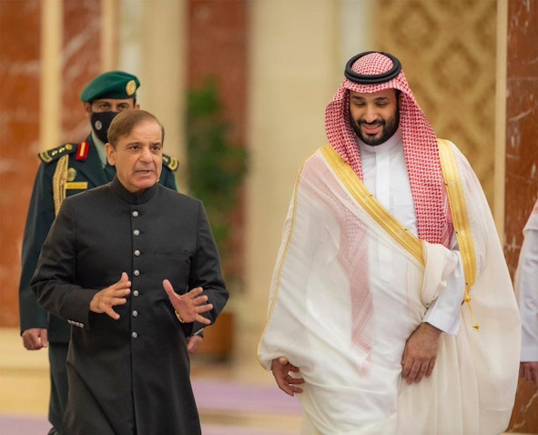 دیدار شهباز شریف، نخست‌وزیر پاکستان، با همتای سعودی خود، محمد بن سلمان آل سعود؛ جده، عربستان سعودی، ۱۰ اردیبهشت ۱۴۰۱/ ۳۰ آوریل ۲۰۲۲. (عکس از توییتر انگلیسی وزارت خارجه‌ی عربستان)