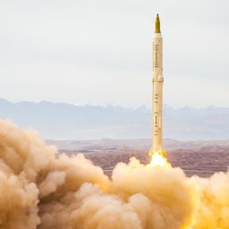 إطلاق صاروخ سجيل خلال مناورات صواريخ الرسول الأعظم 17 في إيران يوم 24 ديسمبر/كانون الأول 2021. (تصوير سعيد سجادي عبر وكالة أنباء فارس)