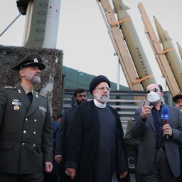 الرئيس الإيراني إبراهيم رئيسي في حفل إزاحة الستار عن الطائرة المقاتلة المسيرة مهاجر 10 في طهران، إيران. 22 أغسطس/آب 2023. (الصورة عبر موقع الرئاسة الإيرانية)