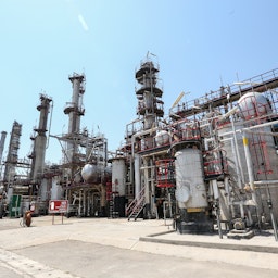 نمایی از یک تأسیسات نفتی متعلق به شرکت پالایش نفت تبریز؛ تبریز، ایران، ۱ مرداد ۱۳۹۸. (عکس از وبسایت ریاست‌جمهوری ایران)