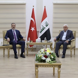 دیدار هاکان فیدان، وزیر امور خارجه‌ی ترکیه، با فالح الفیاض، رئیس واحدهای بسیج مردمی (حشدالشعبی)؛ بغداد، عراق، ۱ شهریور ۱۴۰۲/ ۲۳ اوت ۲۰۲۳. (عکس از توییتر وزارت خارجه‌ی ترکیه)