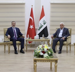 دیدار هاکان فیدان، وزیر امور خارجه‌ی ترکیه، با فالح الفیاض، رئیس واحدهای بسیج مردمی (حشدالشعبی)؛ بغداد، عراق، ۱ شهریور ۱۴۰۲/ ۲۳ اوت ۲۰۲۳. (عکس از توییتر وزارت خارجه‌ی ترکیه)