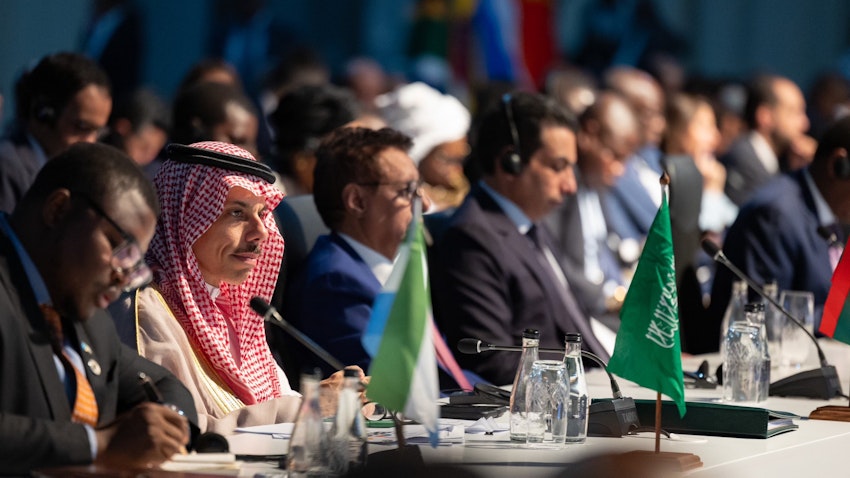 فیصل بن فرحان آل سعود، وزیر خارجه‌ی عربستان، در اجلاس بریکس؛ ژوهانسبورگ، آفریقای جنوبی، ۲ شهریور ۱۴۰۲/ ۲۴ اوت ۲۰۲۳. (عکس از ایکس وزارت خارجه‌ی عربستان)