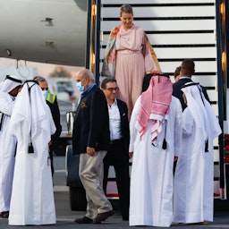 المواطنون الأميركيون سياماك نمازي (في الوسط مع النظارات) وعماد شرقي (الثالث من اليسار) ومراد طهباز (في الوسط) يتم الترحيب بهم لدى وصولهم إلى الدوحة، قطر يوم 18 سبتمبر/أيلول 2023. (الصورة عبر غيتي إيماجز)