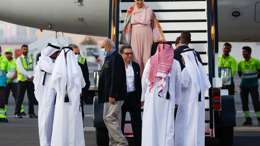 المواطنون الأميركيون سياماك نمازي (في الوسط مع النظارات) وعماد شرقي (الثالث من اليسار) ومراد طهباز (في الوسط) يتم الترحيب بهم لدى وصولهم إلى الدوحة، قطر يوم 18 سبتمبر/أيلول 2023. (الصورة عبر غيتي إيماجز)