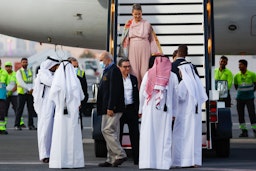 المواطنون الأميركيون سياماك نمازي (في الوسط مع النظارات) وعماد شرقي (الثالث من اليسار) ومراد طهباز (في الوسط) يتم الترحيب بهم لدى وصولهم إلى الدوحة، قطر يوم 18 سبتمبر/أيلول 2023. (الصورة عبر غيتي إيماجز)
