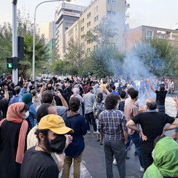 إيرانيون يحتجون على وفاة مهسا جينا أميني في طهران، إيران يوم 19 سبتمبر/أيلول 2022. (الصورة عبر غيتي إيماجز)