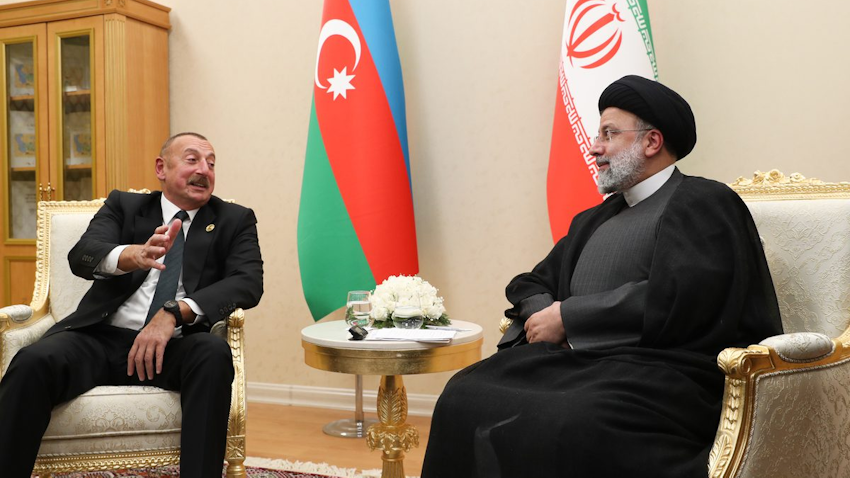 دیدار ابراهیم رئیسی، رئیس‌جمهور ایران، با همتای آذربایجانی خود، الهام علی‌اف؛ عشق آباد، ترکمنستان، ۷ آذر ۱۴۰۰. (عکس از وبسایت ریاست‌جمهوری ایران)
