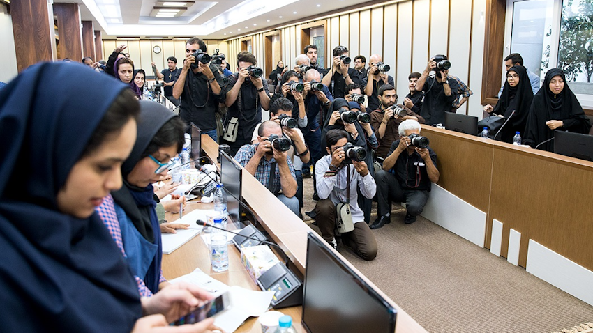 صحفيون يحضرون مؤتمر صحفي في وزارة الثقافة والإرشاد الإسلامي الإيرانية في طهران، إيران يوم 27 سبتمبر/أيلول 2017. (الصورة عبر سهيل سحروند بواسطة وكالة فارس للأنباء)