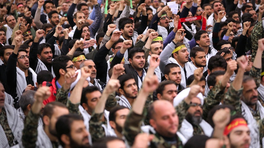 أعضاء من قوة الباسيج التطوعية المتشددة يحضرون اجتماعًا في طهران، إيران. 23 نوفمبر /تشرين الثاني 2016. (الصورة عبر الموقع الإلكتروني للمرشد الأعلى الإيراني)