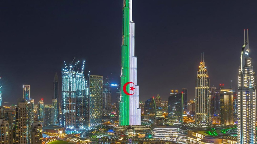 العلم الجزائري مرفوع على برج خليفة احتفالًا باستقلال الجزائر في دبي، الإمارات العربية المتحدة، يوم 5 يوليو/تموز 2020. (المصدر: سفارة الإمارات العربية المتحدة في الجزائر عبر تويتر)