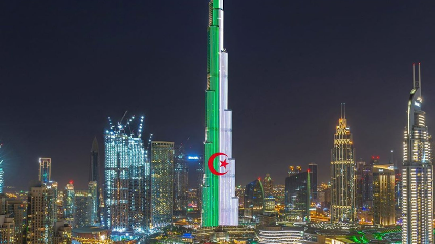 پرچم الجزایر بر برج خلیفه در روز جشن استقلال الجزایر؛ دبی، امارات، ۱۴ تیر ۱۴۰۱/ ۵ ژوئیه ۲۰۲۲. (عکس از توییتر سفارت امارات در الجزایر)