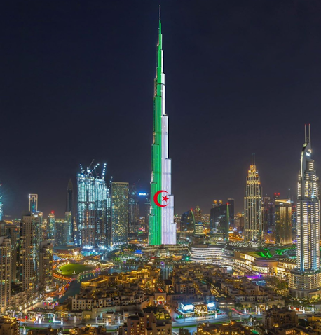 العلم الجزائري مرفوع على برج خليفة احتفالًا باستقلال الجزائر في دبي، الإمارات العربية المتحدة، يوم 5 يوليو/تموز 2020. (المصدر: سفارة الإمارات العربية المتحدة في الجزائر عبر تويتر)