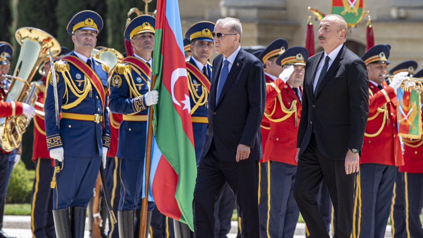 الرئيس الأذربيجاني إلهام علييف يستقبل نظيره التركي رجب طيب أردوغان في باكو، أذربيجان، في 13 يونيو /حزيران 2023. (المصدر: موقع الرئاسة التركية على منصة أكس)