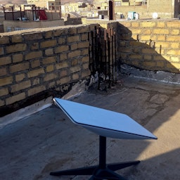 جهاز استقبال ستارلينك مثبت على سطح منزل في كردستان، إيران، في 28 يناير/كانون الثاني 2023. (الصورة عبر غيتي إيماجز)