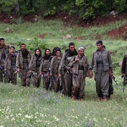 ورود نیروهای حزب کارگران کردستان (پ.‌ک‌.ک) به شهر دهوک در شمال عراق؛ ۲۴ اردیبهشت ۱۳۹۲/ ۱۴ می ۲۰۱۳. (عکس از گتی ایمیجز)