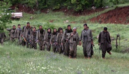 ورود نیروهای حزب کارگران کردستان (پ.‌ک‌.ک) به شهر دهوک در شمال عراق؛ ۲۴ اردیبهشت ۱۳۹۲/ ۱۴ می ۲۰۱۳. (عکس از گتی ایمیجز)