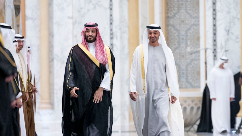 الرئيس الإماراتي الشيخ محمد بن زايد آل نهيان يستقبل ولي العهد السعودي الأمير محمد بن سلمان آل سعود في أبو ظبي، في 7 ديسمبر/كانون الأول 2021. (المصدر: صفحة بن زايد على تويتر/X)