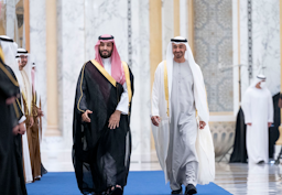 الرئيس الإماراتي الشيخ محمد بن زايد آل نهيان يستقبل ولي العهد السعودي الأمير محمد بن سلمان آل سعود في أبو ظبي، في 7 ديسمبر/كانون الأول 2021. (المصدر: صفحة بن زايد على تويتر/X)