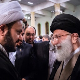 صورة من الأرشيف للمرشد الأعلى الإيراني آية الله علي خامنئي ورئيس حركة حزب الله النجباء أكرم الكعبي في طهران، إيران. (الصورة عبر مواقع التواصل الاجتماعي)