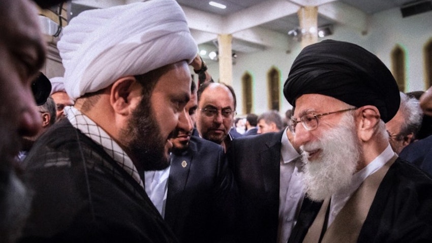 صورة من الأرشيف للمرشد الأعلى الإيراني آية الله علي خامنئي ورئيس حركة حزب الله النجباء أكرم الكعبي في طهران، إيران. (الصورة عبر مواقع التواصل الاجتماعي)